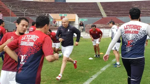 Las leyendas del Guadalajara entrenando en el estadio el día previo al partido.