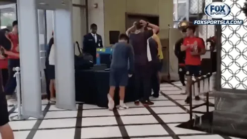 Chivas debe colocar sus implementos de trabajo por una máquina de scanner.