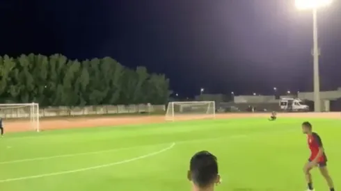 En la cancha de entrenamiento de Chivas, se escuchan de fondo rezos musulmanes.