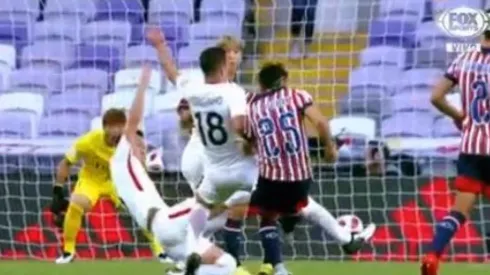 Michael Pérez pudo alargar la ventaja de Chivas.