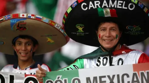 La fanaticada rojiblanca presente en Emiratos Árabes Unidos. (Foto: Jam Media)