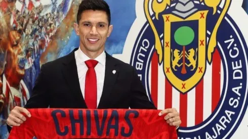 Jesús Molina en su presentación con los rojiblancos. (Foto: Chivas de Guadalajara)