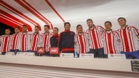 Chivas de Guadalajara en la presentación de sus refuerzos. (Foto: Mexsport)