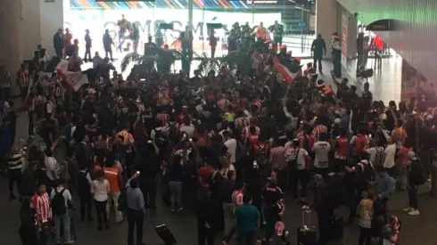 Aficionados de Chivas sorprendieron al plantel de Pumas en el aeropuerto.