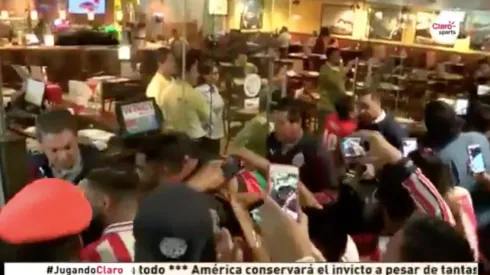 Chivas fue recibido por un centenar de aficionados en el Aeropuerto.