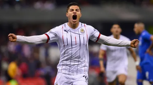 Ronaldo Cisneros celebra el gol de Chivas ante Cruz Azul. (Foto: Jam Media)