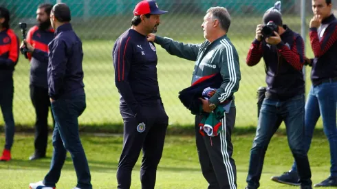 Gerardo Martino conversa con José Saturnino Cardozo. (Foto: Jam Media)