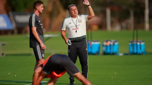 Martino tuvo la oportunidad de darle indicaciones aparte al defensor Hiram Mier