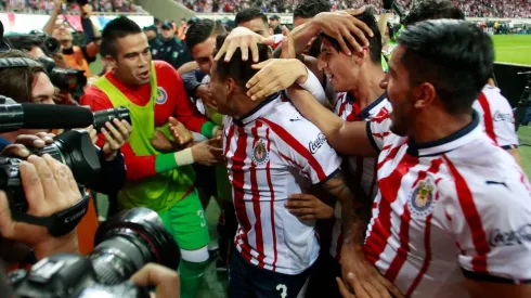 Vega celebró su tercer tanto de la noche junto a los suplentes que calentaban