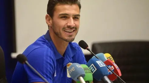 El central sacrificó su posición cómoda en Chivas y el Tri para jugar en Europa