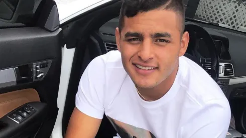 El delantero presumió de su balón del triplete como su bien resguardada compañera en el vehículo