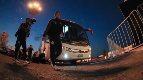 La delegación rojiblanca ingresó a su camerino en el Estadio Azteca y prepara los últimos detalles