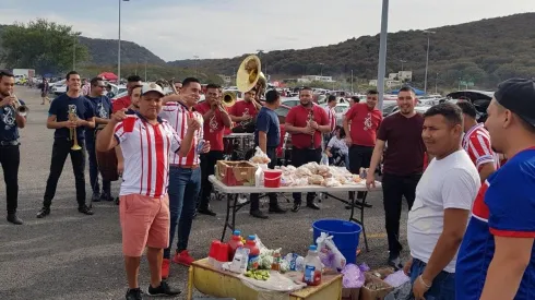 La afición rojiblanca llegó temprano y prendió la fiesta en el estacionamiento del Estadio Akron