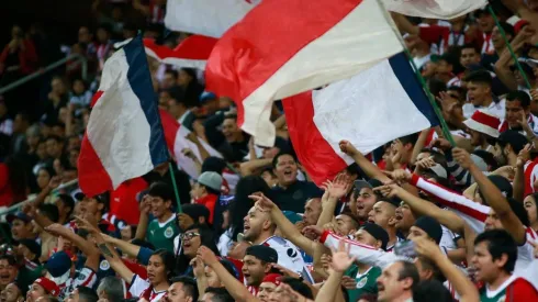 La afición de Chivas recibió al equipo con un mosaico en el Clásico