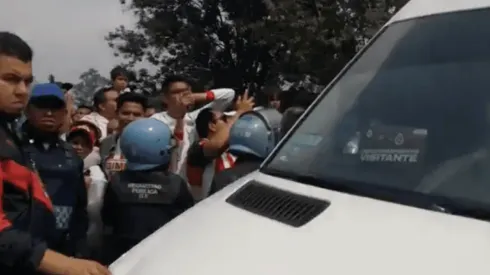 Aficionados insultaron a José Cardozo a la salida de CU.