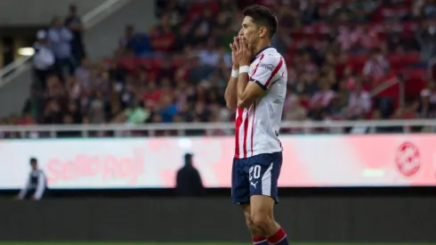 Jesús Molina con la playera de Chivas.
