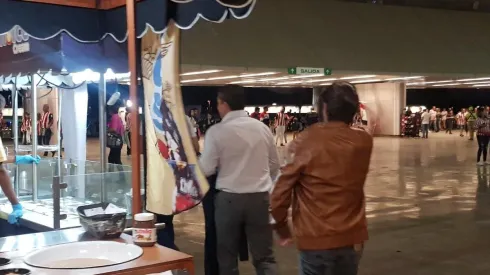 El ex entrenador rojiblanco fue observado antes de ingresar a los palcos del Estadio Akron