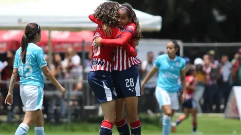 Jugadoras de Chivas celebrando el triunfo ante Querétaro.