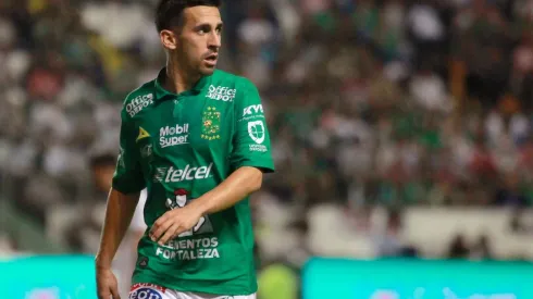 Fernando Navarro no le cierra las puertas a Chivas