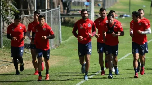 Jugadores de Chivas durante el entrenamiento.