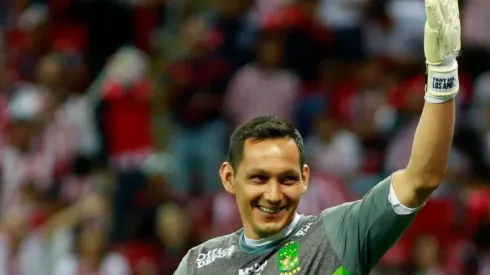 La afición de Chivas ovacionó a Rodolfo Cota en el Estadio Akron