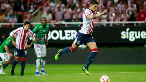 Pulido anotó de penal el 2-1 para el triunfo de Chivas contra León.