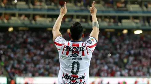 Alan Pulido le dio el primer triunfo en 8 semanas a Chivas