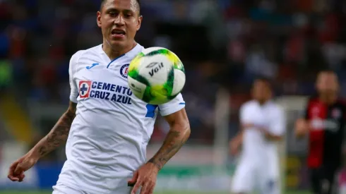 Domínguez todavía negocia la extensión de contrato con Cruz Azul y pudiera llegar libre a Chivas