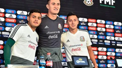 Gudiño y Vega se presentaron en el aeropuerto capitalino con un volante pretendido por Chivas