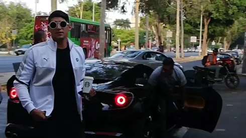 El delantero sorprendió con su temprano arribo a la clínica para realizarse las pruebas médicas