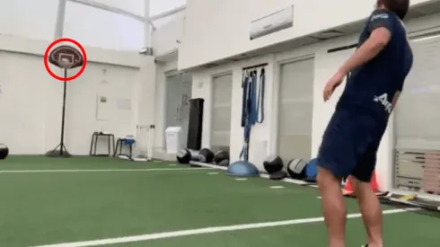 Isaac Brizuela en las instalaciones de Chivas.