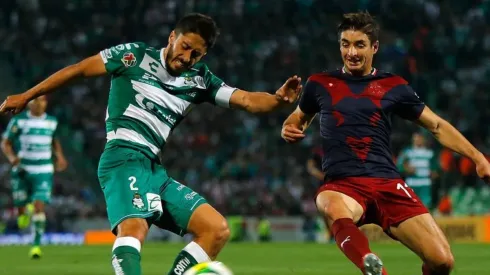 Chivas enfrentando a Santos Laguna en la Liga MX.