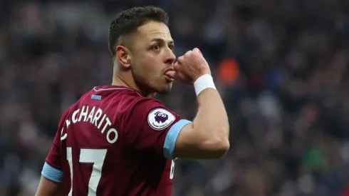 Javier Hernández celebrando una de sus anotaciones.