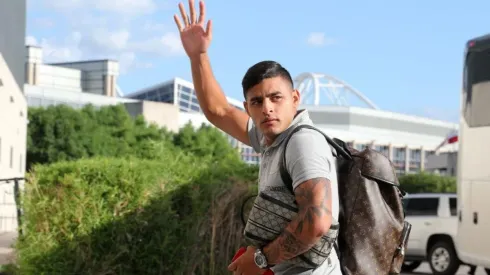 Alexis Vega llegando a la concentración con la Selección Mexicana.