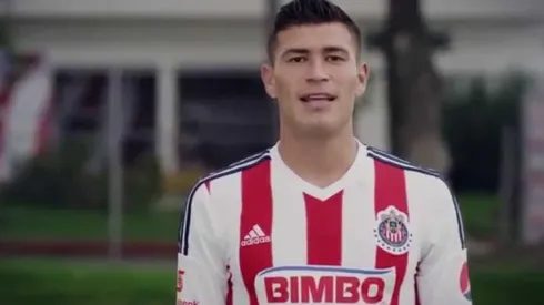 Chatón Enríquez con la jersey de Chivas.