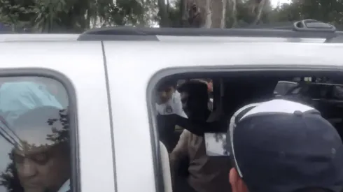 Aficionados fotografiándose con Oribe Peralta.