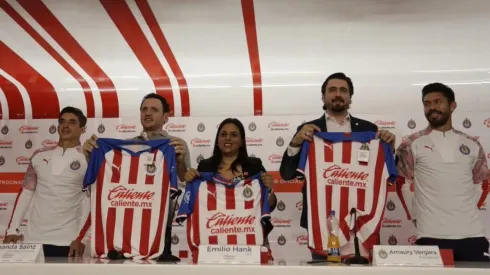 Chivas muestra su patrocinante en la nueva playera.