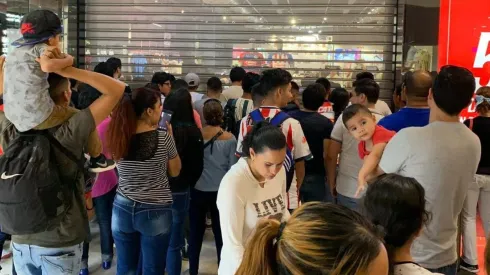 Aficionados afuera de la tienda.