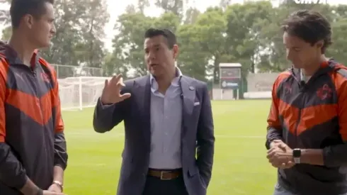 El "Pulpo" Zúñiga conversó hace unos días con los dos porteros rojiblancos para Chivas TV