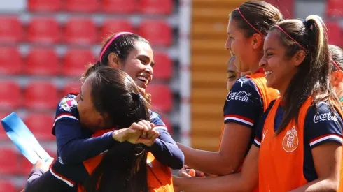 Jugadoras de Chivas celebrando el triunfo.