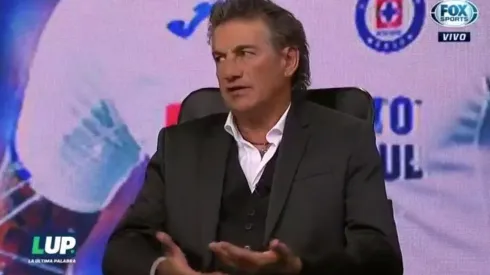 El ex técnico rojinegro reconoció que Chivas "no es que juegue mal, siento que juega de una sola forma"