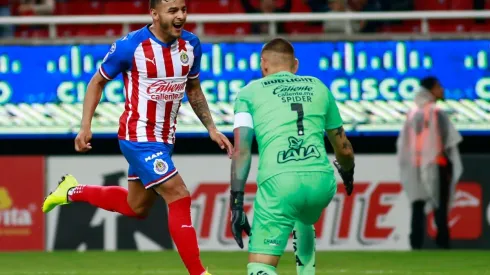 Alexis Vega anotó sus tantos en un intervalo de cuatro minutos para dar vuelta al marcador y derrotar a Santos