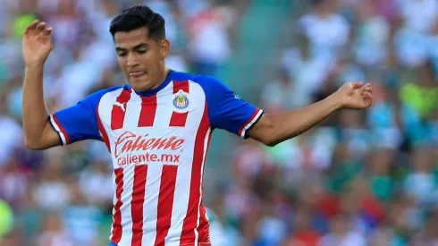 En 2010 debutó con Chivas ante San Luis