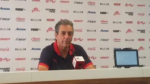 El estratega rojiblanco reconoció el interés inicial del club Guadalajara por el defensor