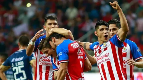 Jugadores de Chivas en el partido ante Atlético San Luis.