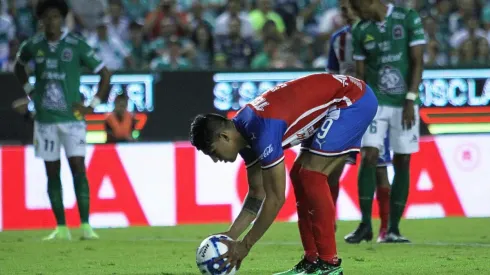 Alan Pulido ha convertido tres de los cinco penales que le han cometido a Chivas en este Apertura 2019