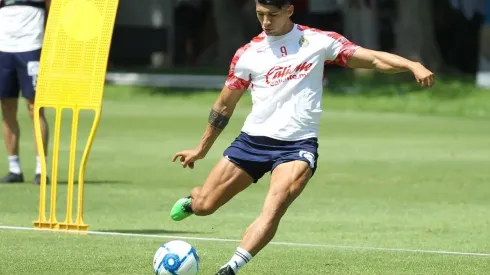 El entrenador rojiblanco conversó con su delantero antes de iniciar los trabajos de definición