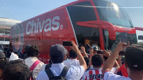 Los chivahermanos recibieron como siempre al bus que traslada a la plantilla del Rebaño Sagrado a su ingreso al Estadio Akron