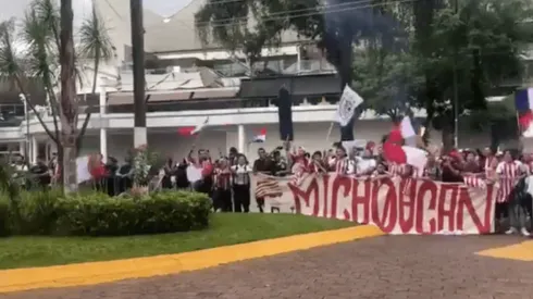 Aficionados de Chivas en el hotel de concentración.