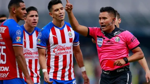 Chivas sufrió dos expulsiones en el Clásico Nacional y otras dos en casa ante Pumas